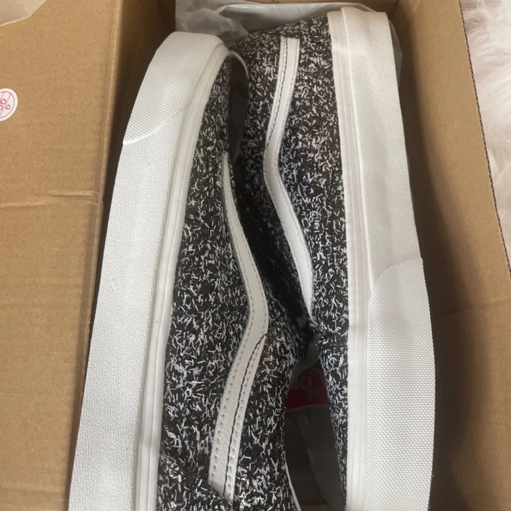 Vans - Picture 3 of 4